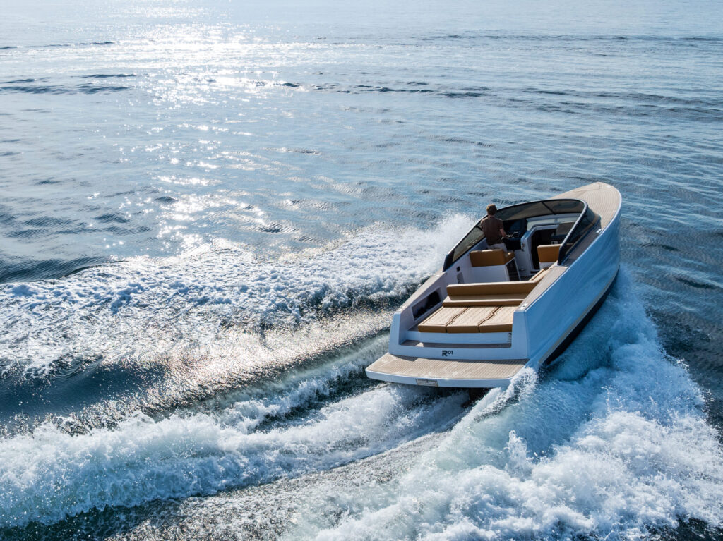 Sport yacht turning at speed